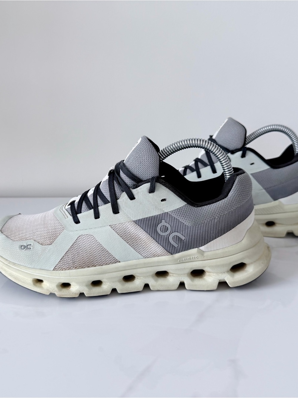 On Cloudrunner Women’s 7.5 Frost/Aloe Mesh Breathable Sneaker